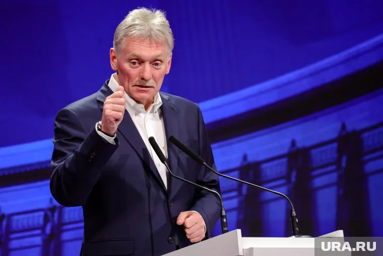 РФ и США будут обсуждать обстановку на Украине по своим каналам, заявил Песков