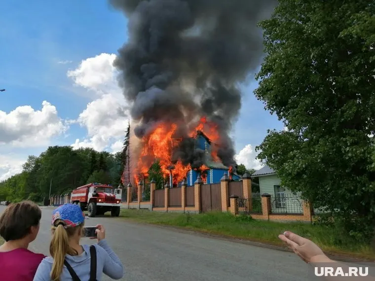 Церковь в Чимеевском монастыре почти полностью объята огнем