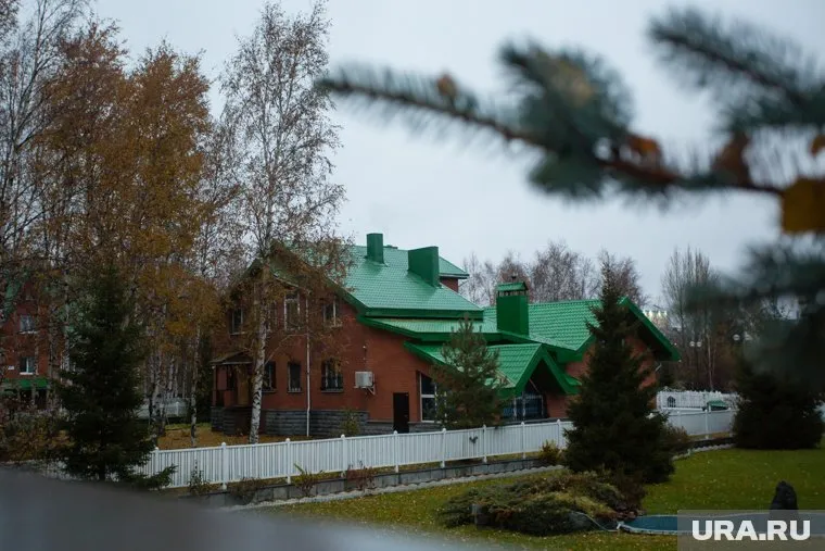 В дом ведут три отдельных входа