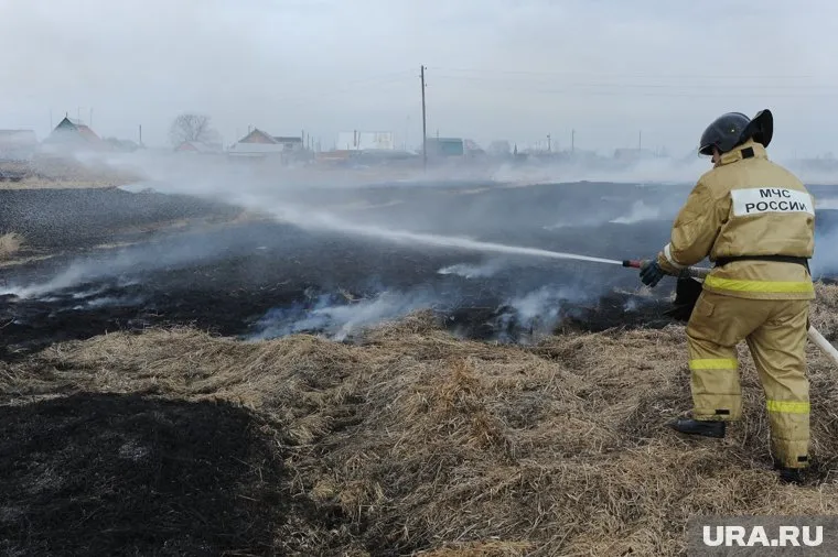 В МЧС не видят опасности для жителей из-за действующего пожара