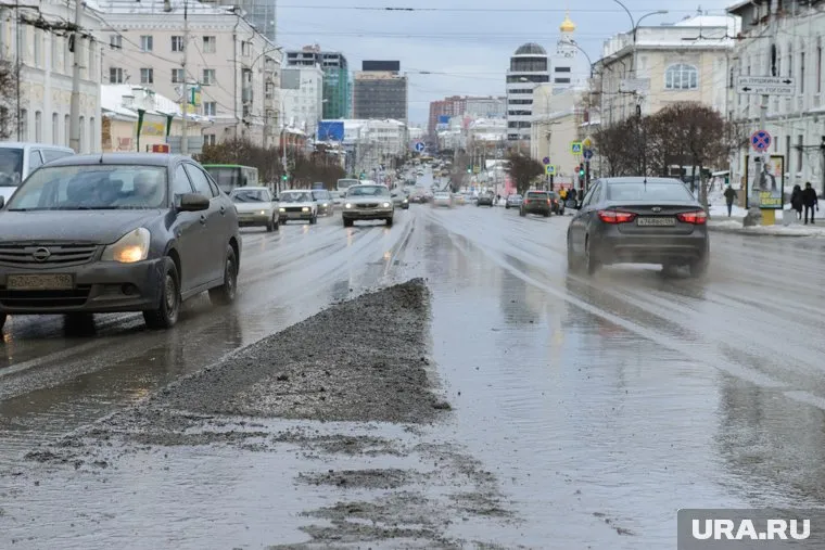 Жителям Екатеринбурга приходится мириться с грязью и снежной кашей даже в центре города