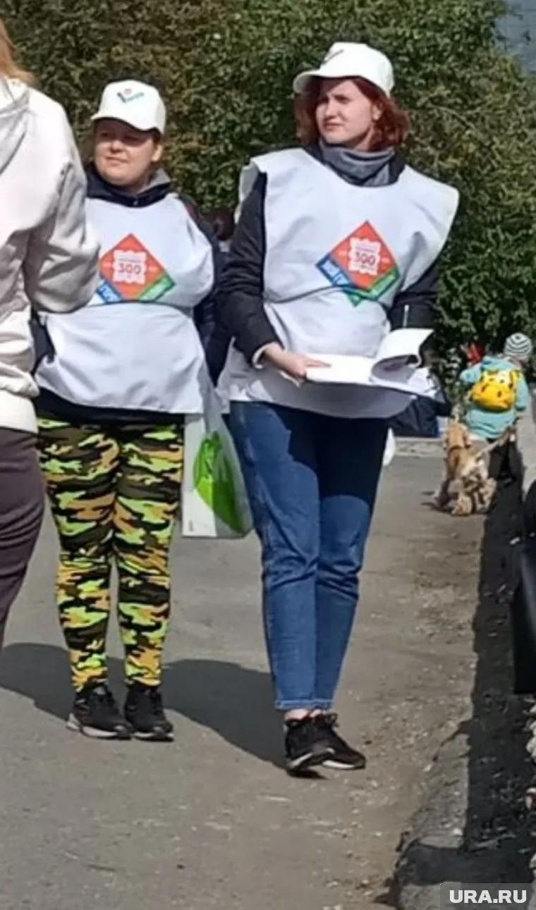 Волонтеры раздают открытки проголосовавшим