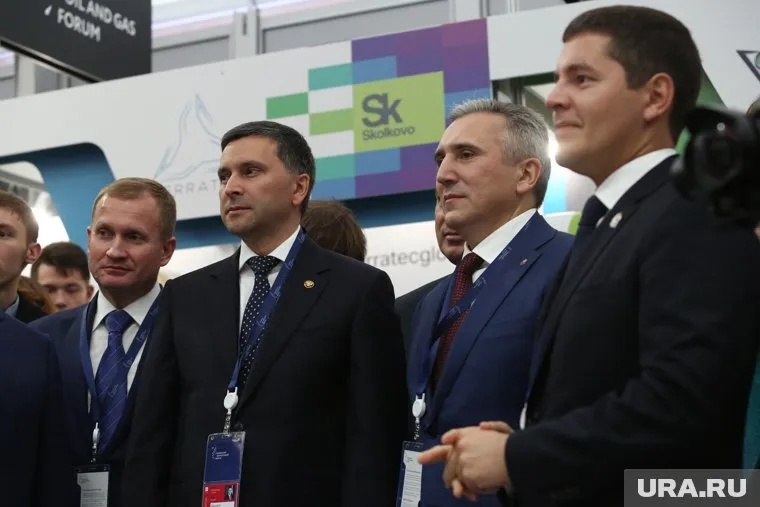 Форум начался с осмотра официальными лицами новинок отрасли