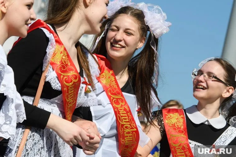 Сейчас наступление совершеннолетия примерно совпадает с окончанием школы