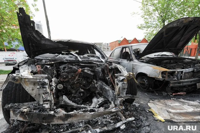 Неизвестные подожгли Toyota Land Cruiser 200 и BMW X5