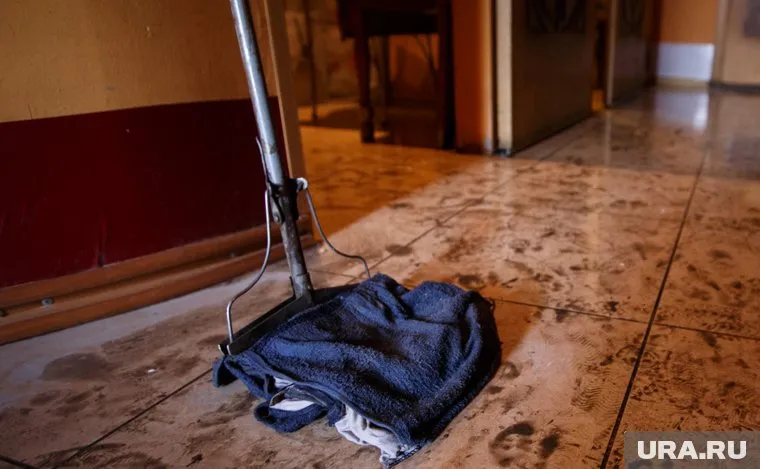 Крымчанин Нурлан (имя изменено) пришел на свидание в квартиру с подростком и получил травму живота и ожог, сообщили в Shot