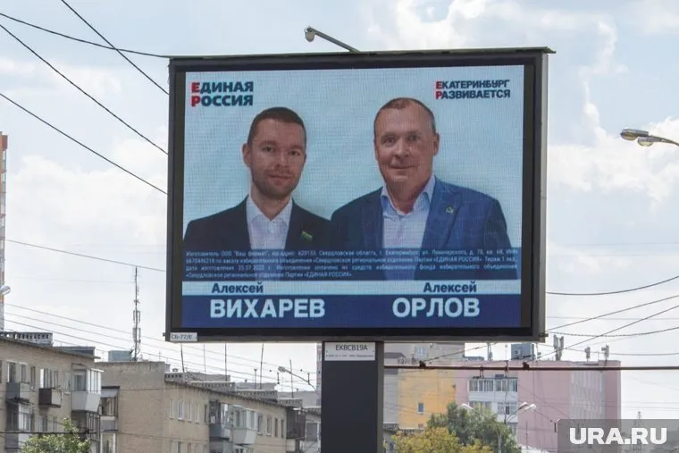 С другими кандидатами у Алексея Орлова таких фото нет