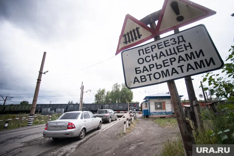 Время, необходимое для спасения актера, было потеряно на закрытом железнодорожном переезде