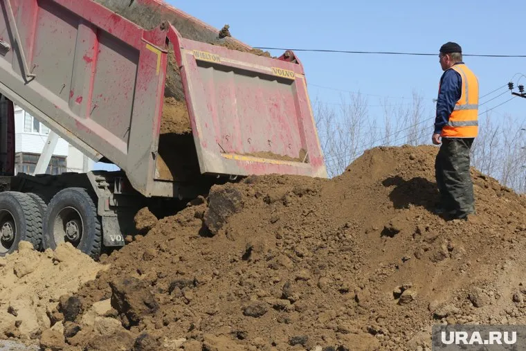 Ветер нагоняет волну на насыпь вдоль трассы Р-402