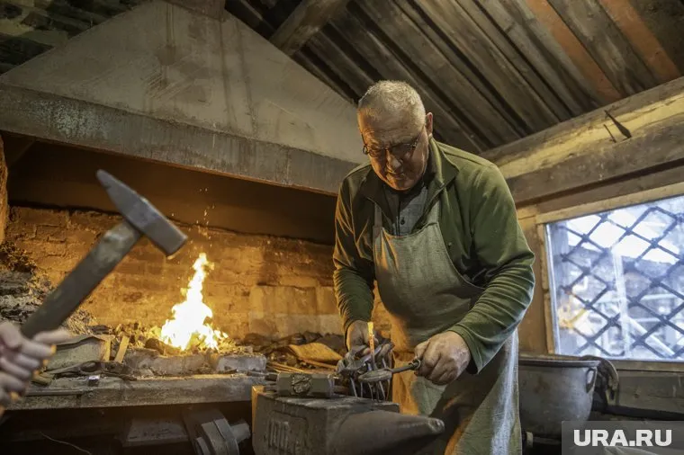 Кузнец создал уникальные перила для пермского ТЮЗа