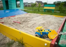 В Петербурге жильцы дома прогнали женщин с детьми из двора