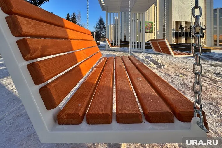 На набережной установят 23 перголы с качелями