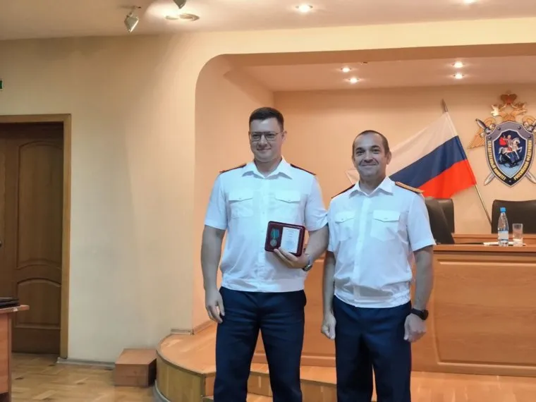 Подполковник курганского СУ СК Роман Щемелев (слева) получил ведомственную медаль за безупречную службу