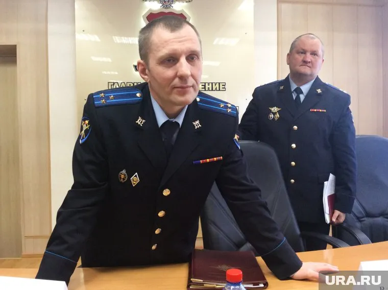 Андрей Сухопаров (на первом плане) покидает полицейский главк Челябинской области вслед за экс-начальником