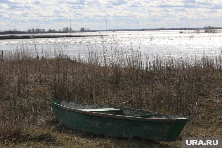 Спасатели сначала нашли лодку мужчины, а спустя время достали тело из воды