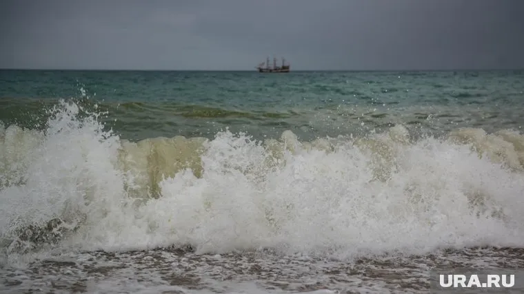 Скорость ветра достигает 240 км/ч, но она усилится при приближении к суше