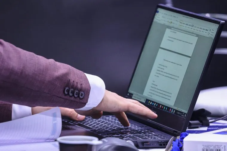 Ноутбуки и мобильники в руках. Москва