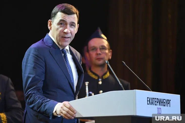 Евгений Куйвашев голосовал на территории 104-й гимназии