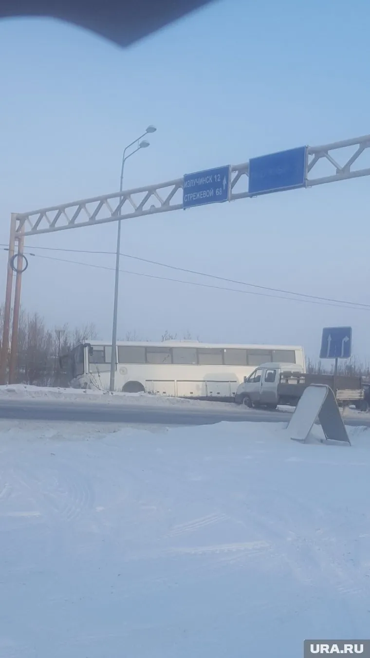 Автобус застрял в сугробе