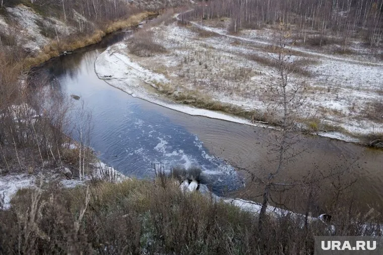 Место слива сточных вод в реку Васьюганка, здесь начинается черный зловонный поток