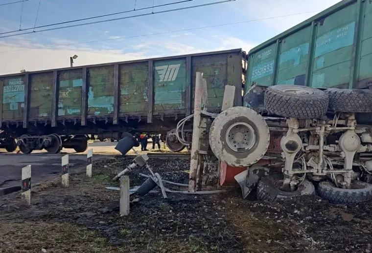 В результате происшествия водитель грузовика скончался на месте от полученных травм