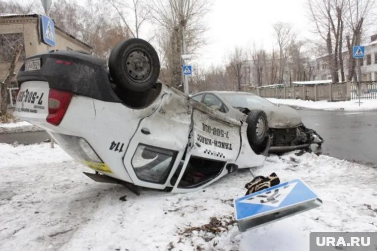 В результате ДТП двух иномарок пострадали три человека