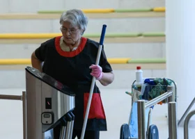 Охранник, уборщица или курьер: какие вакансии предлагают пенсионерам в Кургане