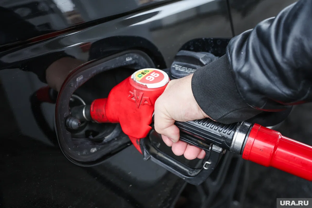 По сравнению с октябрем цены на бензин существенно упали