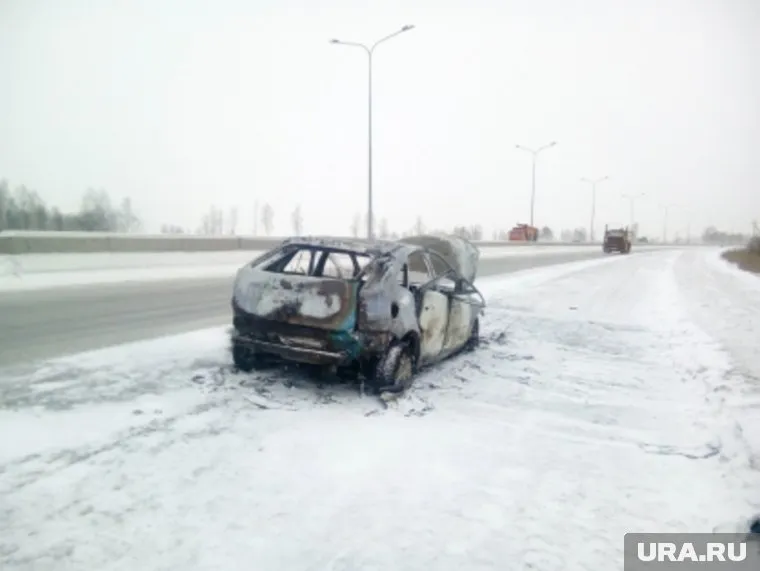 Тело в сгоревшем автомобиле обнаружили спасатели
