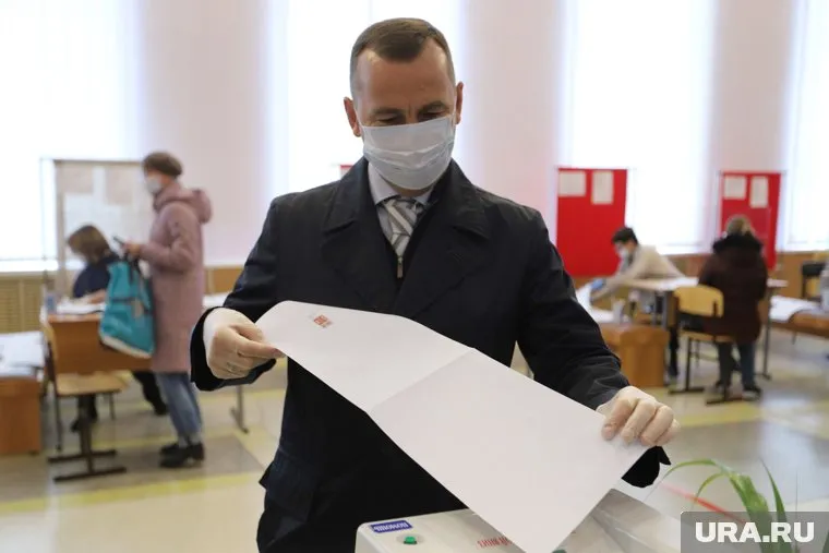 Во время голосования губернатор Вадим Шумков пообщался с журналистами