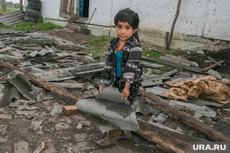 Маленькая Наргиз разбирает завалы