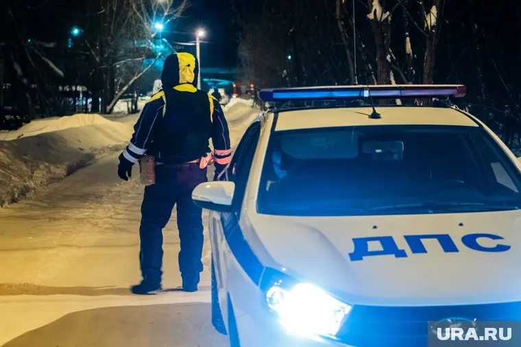 Сотрудники автоинспекции разбираются в ДТП с гибелью пешехода в Копейске