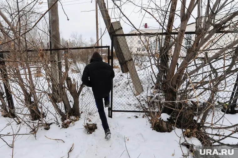 Грабитель подкараулил жертву возле калитки, выхватил мобильник и скрылся (архивное фото)