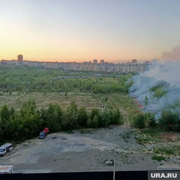 Дым поднимается за домами микрорайона «Тополиная аллея»