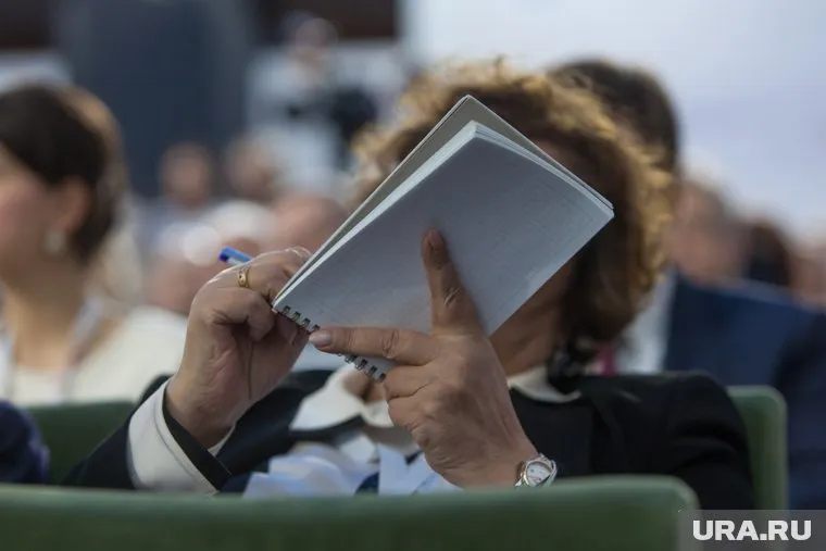 Коммунисты говорят о попытке подкупа, их оппоненты - о воровстве