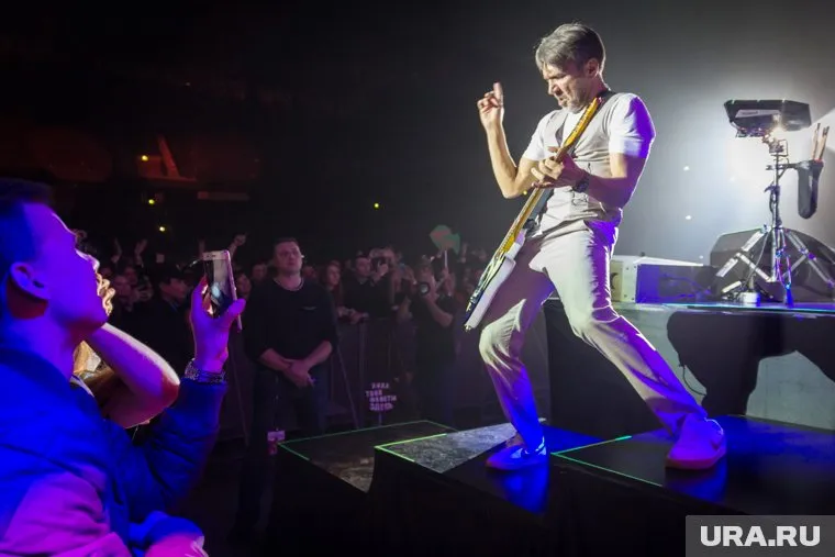 Сергей Шнуров не приводит аргументы, а просто издевается над коллегами