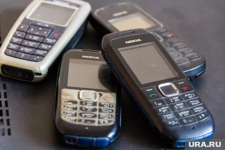 Кнопочные телефоны не позволяют пользоваться современными инструментами управления и соцсетями