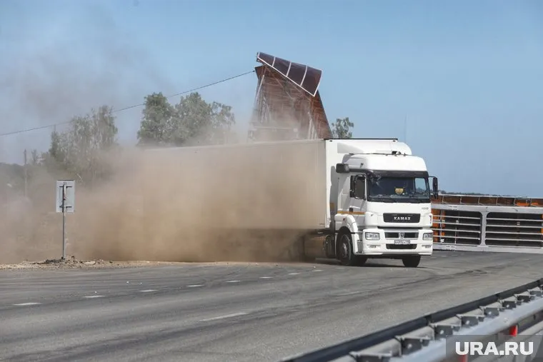 Водитель Scania врезался в попутный погрузчик (архивное фото)