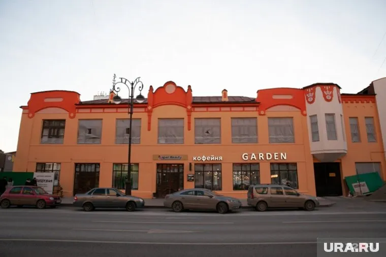 По словам работника администрации Тюмени Ивана Михайлова, еще рано судить о реставрации дома Брюханова — она завершится только в следующем году