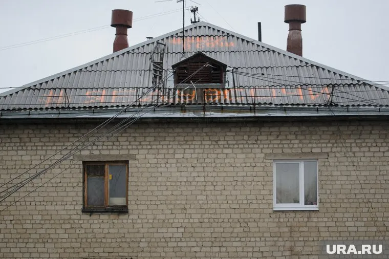 Жилой дом начинается скатываться в овраг, по стенам пошли трещины
