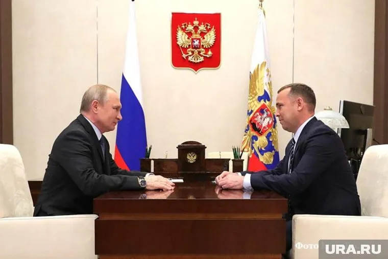 Вадим Шумков (справа) рассказал Владимиру Путину о Курганской области