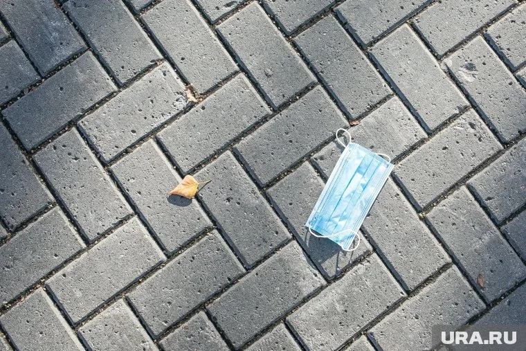 На одноразовой маске быстро скапливаются вирусы