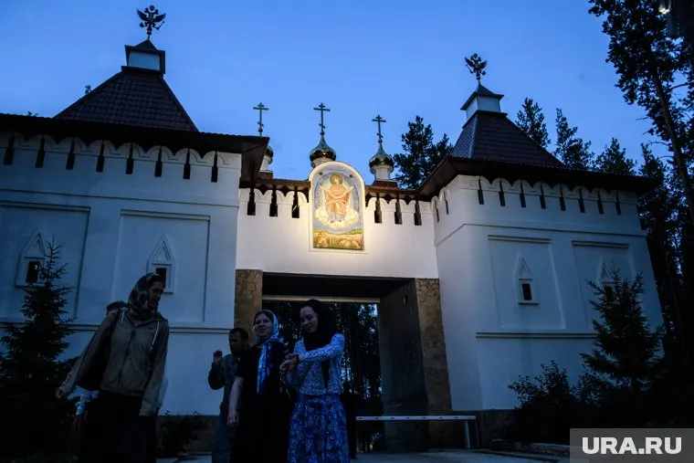 Центральное место ленты — интервью с бывшими послушниками, пережившими насилие в обители