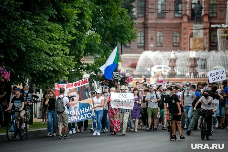 Двоих митингующих в Екатеринбурге задержали полицейские