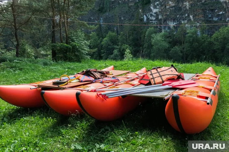 В VIP-сплавах туристов могут тянуть за собой на катамаране с мотором