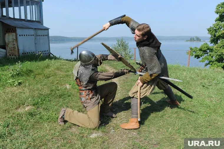 Участники средневекового фестиваля проведут мастер-класс по битве на мечах