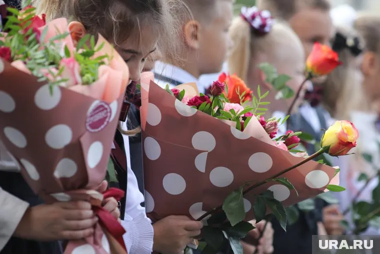 К новому учебному году бессмысленно тратить деньги на букет учителю или дорогую одежду, считает педагог Дмитрий Корюхин