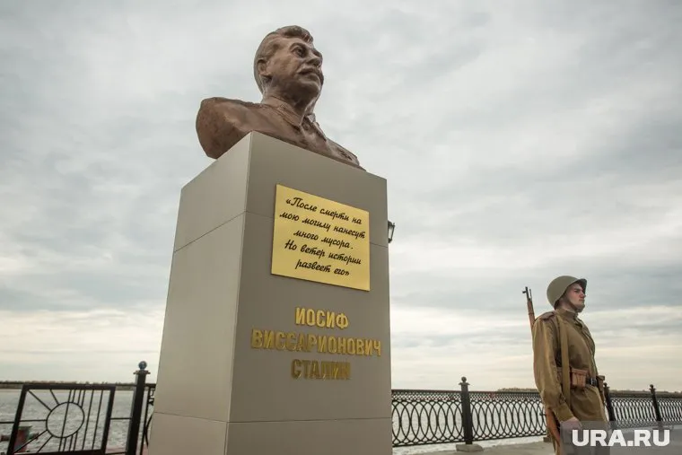 Так выглядел бюст Сталина до демонтажа
