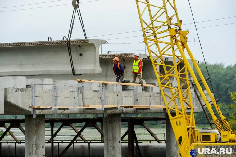 Гусеничный кран китайской фирмы продадут с торгов (архивное фото)