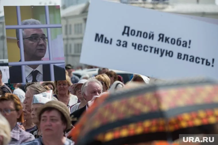 Сотрудники транспортных предприятий отправляют Александра Якоба и Евгения Куйвашева в отставку (архивный снимок)